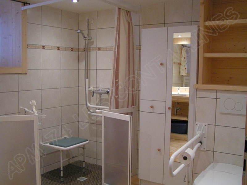 12-douche-et-wc-adaptes-6052-25790-454731 12-douche-et-wc-adaptes-6052-25790-454731