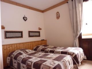 la-combaz-chambre-2-563 la-combaz-chambre-2-563