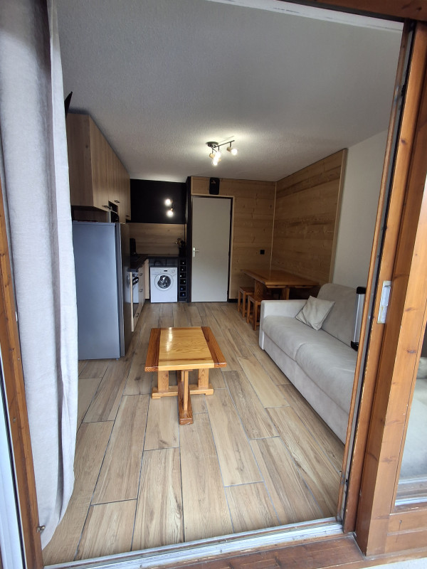 2-salon-vu-du-balcon-armancette-b7-875773