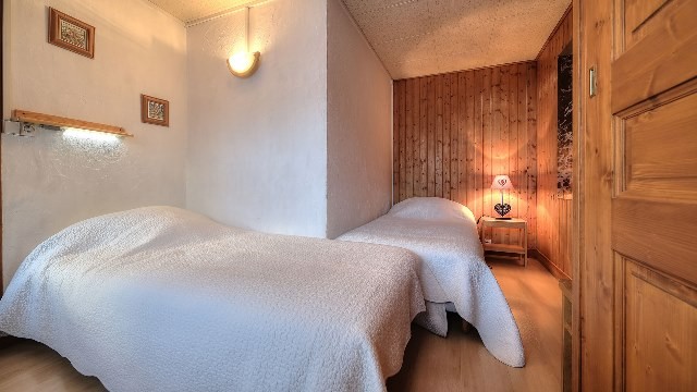 low-chambre-003-1-pano-pt-70510 low-chambre-003-1-pano-pt-70510